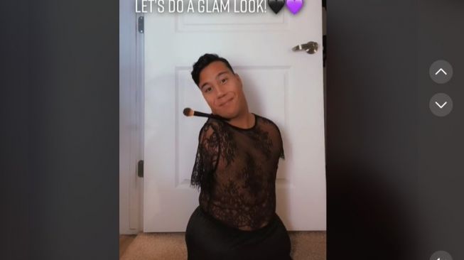 Lahir Tanpa Lengan dan Kaki, Makeup Artist Ini Berhasil Buat Riasan Memukau. (Dok: TikTok/gabeadams)