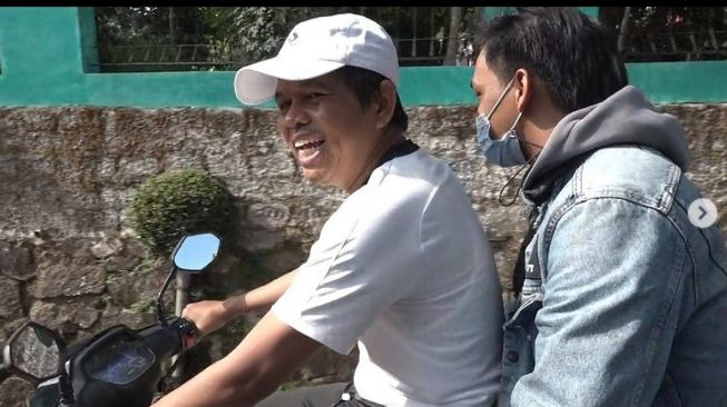 Potret Dedi Mulyadi Jajal Honda Astrea Grand, Kenang Momen saat Digampar Ayahnya