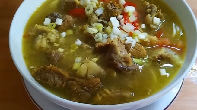 Sajian soto daging sapi kuah bening. (YouTube/ria zi)