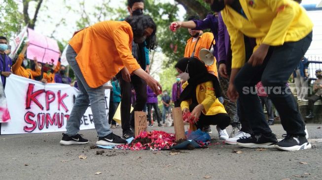 Mahasiswa Geruduk Gedung DPRD Sumut, Kecam Pemecatan Pegawai KPK