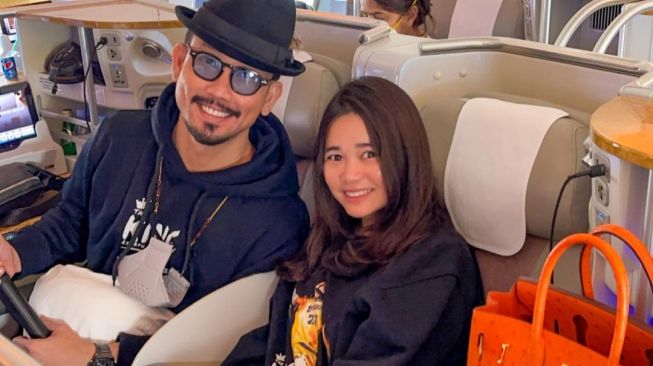 Denny Sumargo dan istri, Olivia Allan. [Instagram]