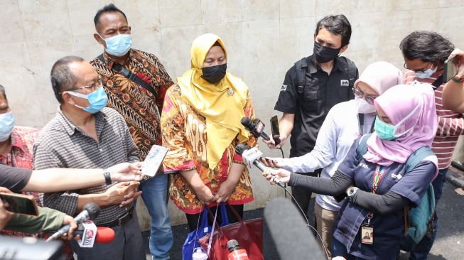 Agustin, salah satu korban penipuan yang dilakukan putri Nia Daniaty, Olivia Nathania saat datang untuk menjalani pemeriksaan di Polda Metro Jaya, Jumat (1/10/2021). [Suara.com/Alfian Winanto]