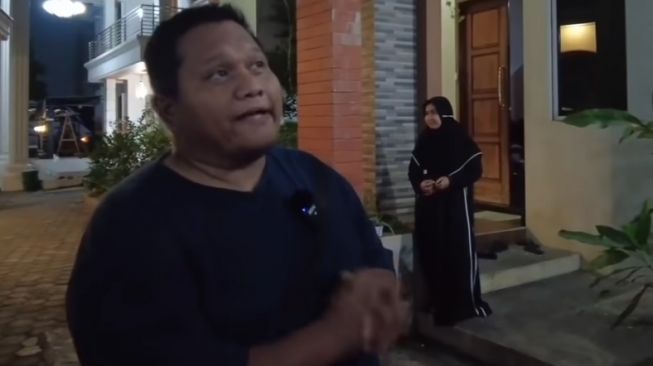 Rian Mahendra berpamitan kepada istri tercinta sebelum melanjutkan perjalanan jauh ke Lampung (Youtube)