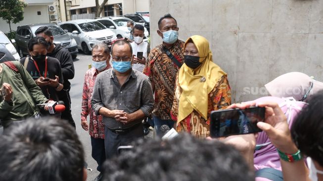 Agustin, salah satu korban penipuan yang dilakukan putri Nia Daniaty, Olivia Nathania saat datang untuk menjalani pemeriksaan di Polda Metro Jaya, Jumat (1/10/2021). [Suara.com/Alfian Winanto]