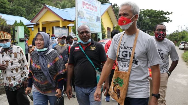 Ganjar Kunjungi Kampung Yoka, Tawarkan Kerjasama Desa Jateng dan Papua