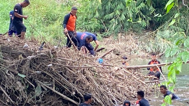 Antisipasi Terjadinya Bencana Banjir, BPBD Binjai Bersihkan Sungai Mencirim