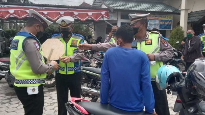 Disiplin Prokes Dan Lalin Satlantas Polres Kapuas Bagikan Masker 8140