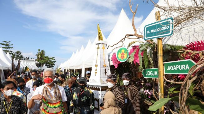 Gubernur Ganjar Dapat Banyak Hadiah Noken dari Masyarakat Papua