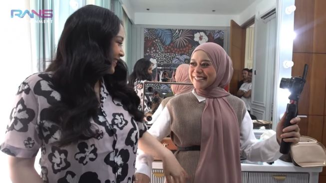 Momen Lesti Kejora pemotretan maternity bareng The Bumils. (YouTube/Rans Entertainment)