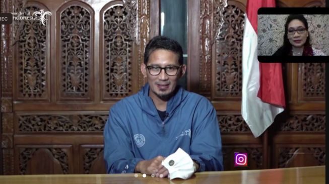 Sandiaga Uno pada Perayaan Hari Batik Nasional dengan Mitra Seni Indonesia (tangkap layar Zoom)