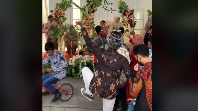 Viral Tamu Kondangan Kelewat Heboh, Bawa Pohon Pisang sampai Bebek (tiktok.com/@rosyidnuryanto)