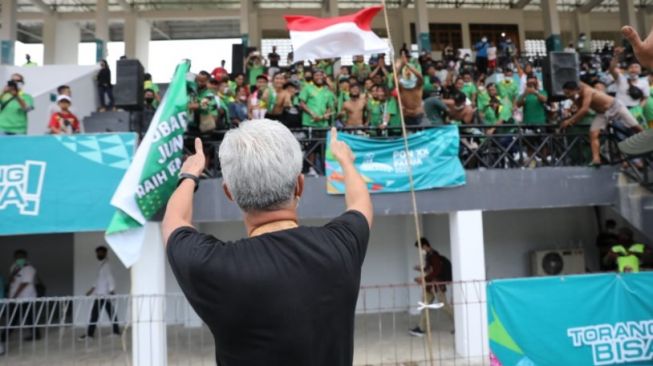 Gubernur Jateng Ganjar Pranowo mendapat sambutan meriah dari suporter sepak bola Jawa Timur saat melawan tim Jawa Tengah di ajang PON Papua. [Humas Pemprov Jateng]