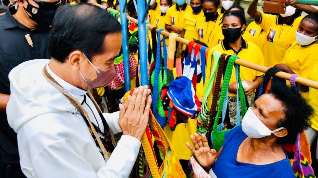 Presiden Jokowi saat membeli noken dari seorang pedagang mama-mama di Jayapura, Papua. (Dok. BPMI)