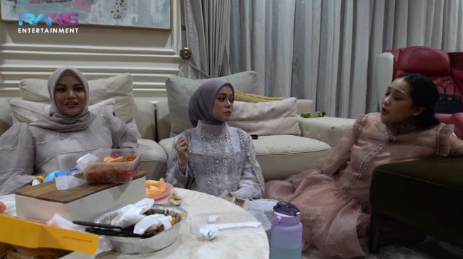 Momen Lesti Kejora pemotretan maternity bareng The Bumils. (YouTube/Rans Entertainment)