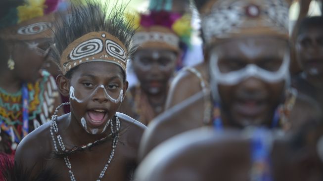 Sejumlah warga menari tarian adat saat menyambut kedatangan api PON di Dermaga Kalkhote, Danau Sentani, Kabupaten Jayapura, Papua, Sabtu (2/10/2021). [ANTARA FOTO/Fauzan]