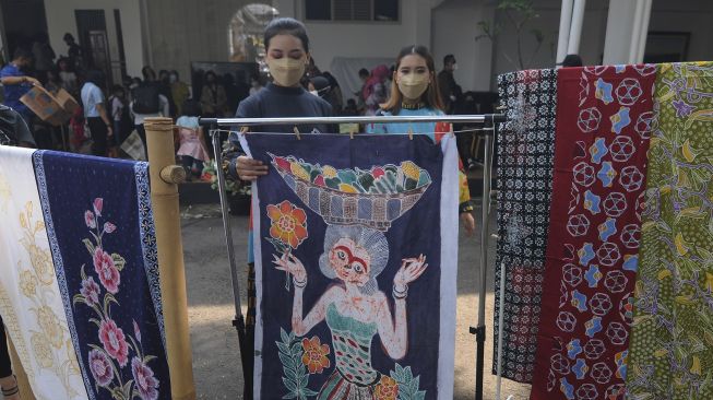 Sejumlah pengunjung melihat batik saat kegiatan peringatan hari batik nasional di Salatiga, Jawa Tengah, Sabtu (2/10/2021). [ANTARA FOTO/Aloysius Jarot Nugroho]