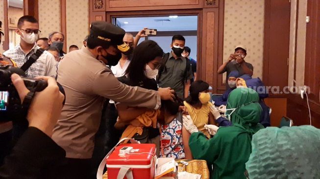 Bikin Ngakak! Momen Kapolda Jateng Menenangkan Peserta Vaksin yang Takut Disuntik