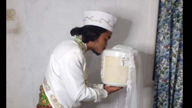 Viral Pria Menikah dengan Rice Cooker (facebook.com/Khoirul Anam)
