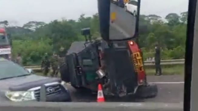 Viral Video Barakuda Milik Brimob Terguling di Tol Cipularang