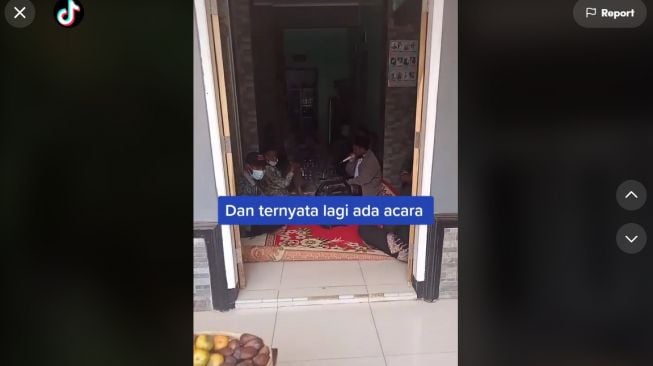 Lama Tak Berkunjung, Wanita Temukan Banyak Sandal di Rumah Ayahnya (TikTok)