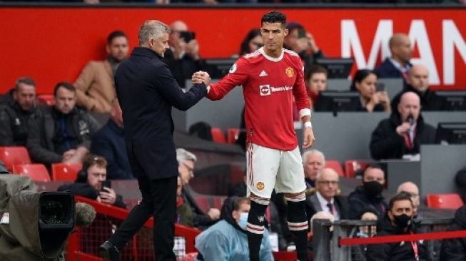 Pemain Manchester United Cristiano Ronaldo masuk menggantikan Edinson Cavani di laga Liga Premier kontra Everton di Old Trafford, Sabtu (2/10/2021). [AFP]