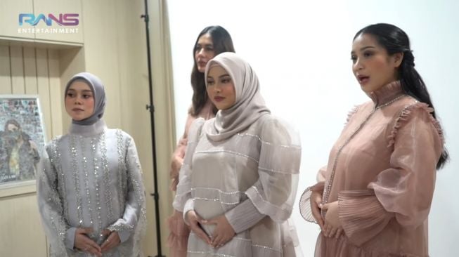 Momen Lesti Kejora pemotretan maternity bareng The Bumils. (YouTube/Rans Entertainment)