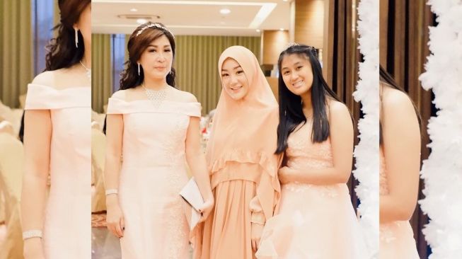 Potret kebersamaan Larissa Chou bareng ibu dan adik. (Instagram/larissachou)