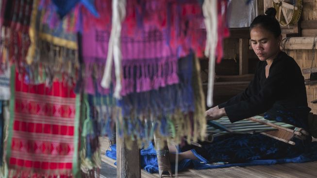 Warga Suku Baduy menenun kain di Kampung Kaduketug, Lebak, Banten, Sabtu (2/10/2021). [ANTARA FOTO/Muhammad Bagus Khoirunas]