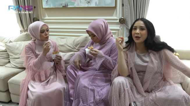 Momen Lesti Kejora pemotretan maternity bareng The Bumils. (YouTube/Rans Entertainment)