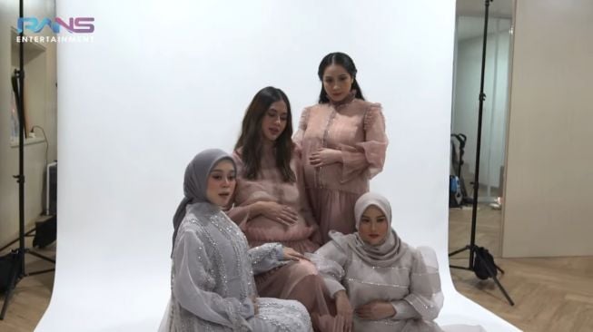 Momen Lesti Kejora pemotretan maternity bareng The Bumils. (YouTube/Rans Entertainment)