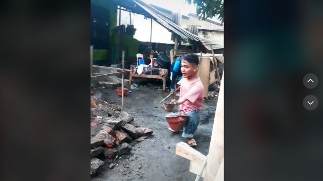 Memiliki Tubuh Tak Sempurna, Kuli Bangunan ini Gesit Bekerja (TikTok)