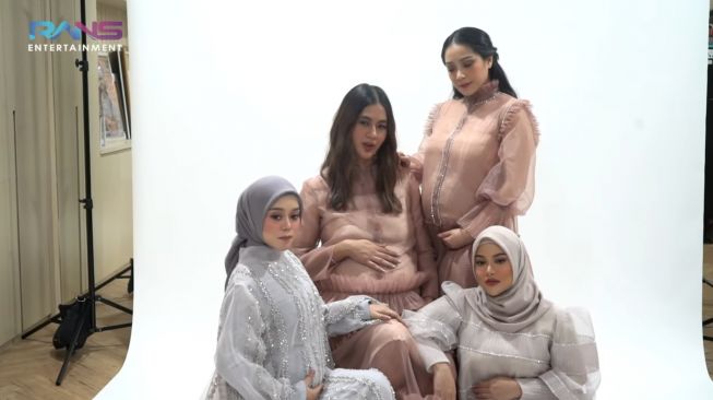 Momen Lesti Kejora pemotretan maternity bareng The Bumils. (YouTube/Rans Entertainment)