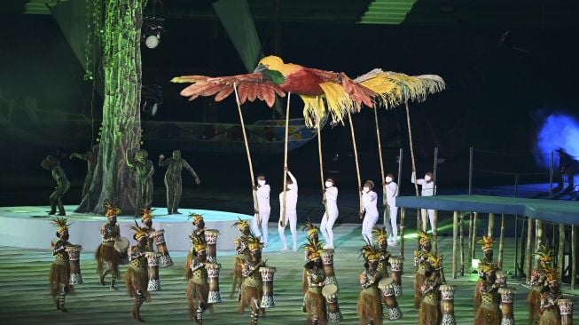 Penari menghibur penonton saat Upacara Pembukaan PON Papua di Stadion Lukas Enembe, Kompleks Olahraga Kampung Harapan, Distrik Sentani Timur, Kabupaten Jayapura, Papua, Sabtu (2/10/2021). [ANTARA FOTO/Nova Wahyudi]