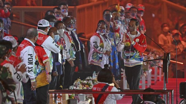Aksi Presiden Jokowi Beri Kejutan Bermain Bola di Pembukaan PON XX Papua