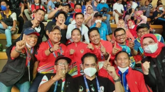 Atlet Muaythai Sulawesi Selatan Sri Eviyanti memberikan medali emas pertama untuk kontingen Sulawesi Selatan [SuaraSulsel.id / Istimewa]