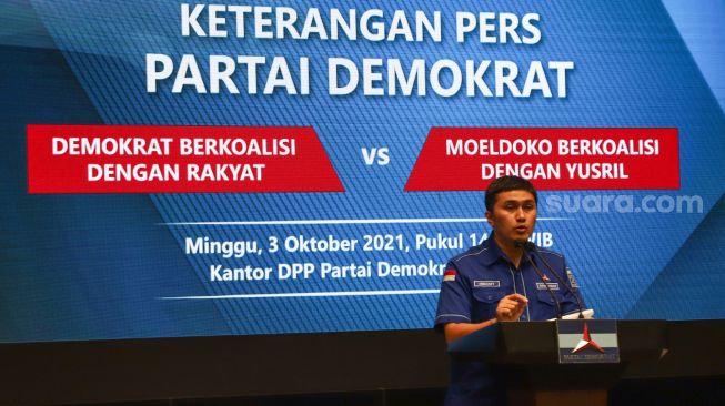 Kepala Badan Komunikasi Strategis DPP Partai Demokrat Herzaky Mahendra Putra saat menggelar konferensi pers di Kantor DPP Partai Demokrat, Menteng, Jakarta Pusat, Minggu (3/10/2021). [Suara.com/Alfian Winanto]