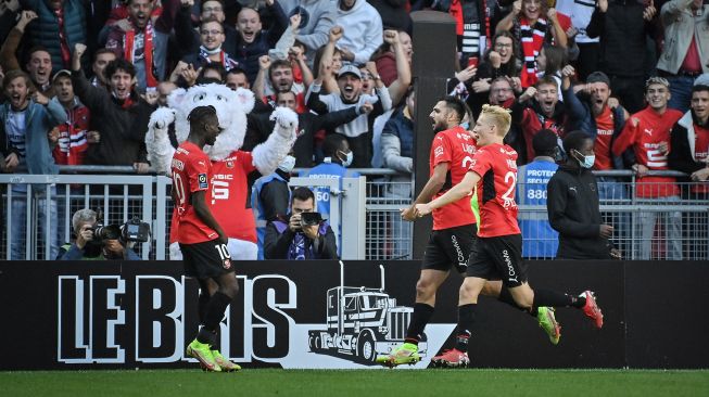 Pemain depan Rennes, Gaetan Laborde merayakan setelah mencetak gol selama pertandingan sepak bola L1 Prancis antara Stade Rennais (Rennes) melawan Paris Saint-Germain di Roazhon Park, Minggu (3/10/2021) malam WIB. LOIC VENANCE / AFP
