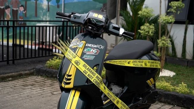 Motor balap liar yang sempat ditendang warga, kini sudah diamankan. (Instagram/@satlantaas_karawang)