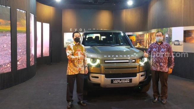 Peresmian pop up display New Land Rover Defender bertema film James Bond 007: No Time to Die di Ground Floor Astha District 8 Jakarta Selatan. Display akan hadir sampai 1 Januari 2022 [Suara.com/CNR ukirsari].