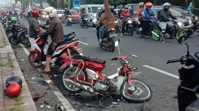 Motor yang ditabrak BWM di Jalan Raya Puncak (ist)