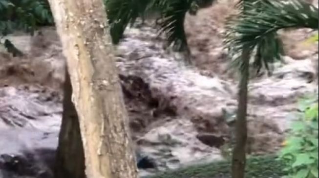 Sejumlah pemuda ini nyaris tertimpa musibah. Mereka hampir saja diterjang banjir bandang saat asyik bermain di sungai. [TokTok]