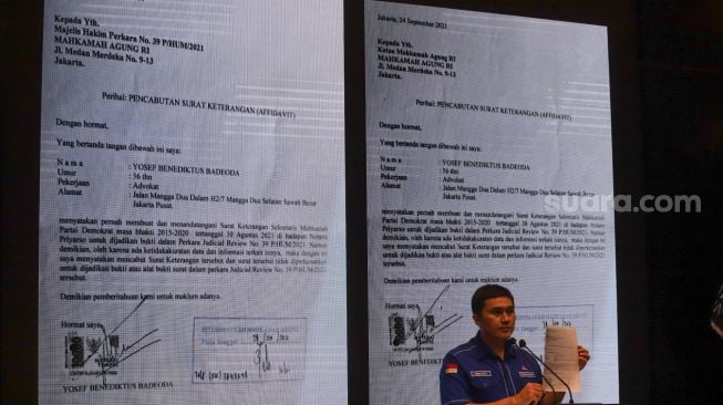 Kepala Badan Komunikasi Strategis DPP Partai Demokrat Herzaky Mahendra Putra menunjukkan bukti surat hasil dukungan kongres kubu AHY saat menggelar konferensi pers di Kantor DPP Partai Demokrat, Menteng, Jakarta Pusat, Minggu (3/10/2021). [Suara.com/Alfian Winanto]