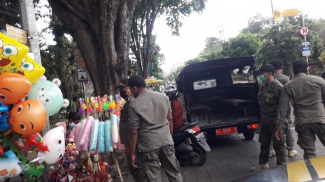 Tegakkan Prokes dan Ganjil Genap, Tim Yustisi Denpasar Rutin Gelar Patroli