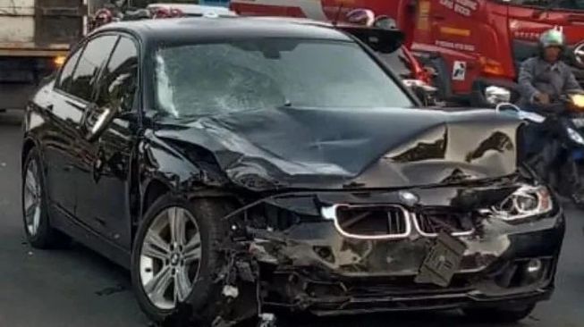 Oleng Tak Terkendali, BMW Tabrak 4 Motor dan Mobil di Jalan Raya Puncak
