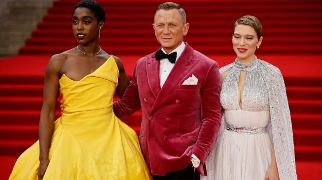 Aktris Inggris Lashana Lynch (kiri), aktor Inggris Daniel Craig (tengah) dan aktris Prancis Lea Seydoux berpose di red carpet menghadiri World Premiere film James Bond 007: 