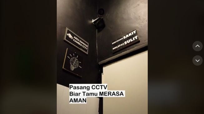 Pria renovasi toilet tamu (tiktok)