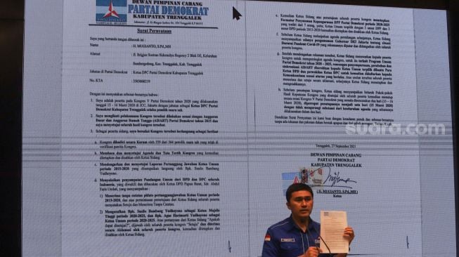 Kepala Badan Komunikasi Strategis DPP Partai Demokrat Herzaky Mahendra Putra menunjukkan bukti surat hasil dukungan kongres kubu AHY saat menggelar konferensi pers di Kantor DPP Partai Demokrat, Menteng, Jakarta Pusat, Minggu (3/10/2021). [Suara.com/Alfian Winanto]