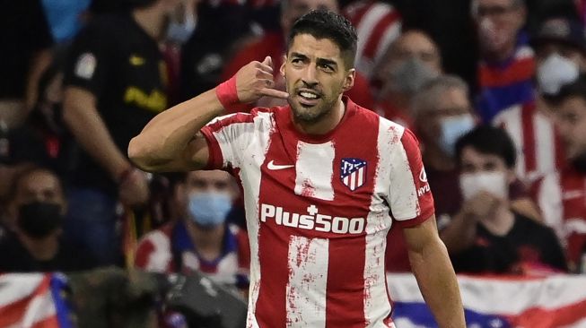 Pemain depan Atletico Madrid Uruguay Luis Suarez melakukan selebrasi setelah mencetak gol kedua timnya selama pertandingan sepak bola Liga Spanyol antara Atletico Madrid melawan Barcelona di stadion Wanda Metropolitano Madrid, Spanyol, Minggu (3/10/2021) dini hari WIB. JAVIER SORIANO / AFP