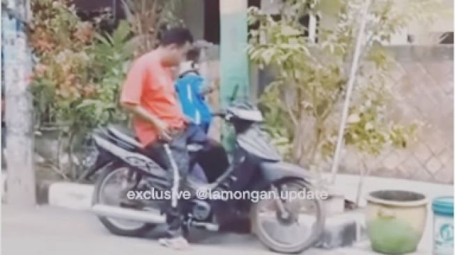 Miris! Viral Video Anak Kecil Diturunkan Ayahnya di Pinggir Jalan dan Disuruh Ngamen