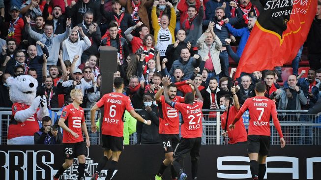 Pemain depan Rennes, Gaetan Laborde merayakan setelah mencetak gol selama pertandingan sepak bola L1 Prancis antara Stade Rennais (Rennes) melawan Paris Saint-Germain di Roazhon Park, Minggu (3/10/2021) malam WIB. LOIC VENANCE / AFP
